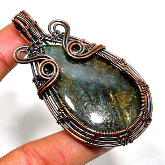 Aurora’s Radiance – Labradorite Copper Pendant