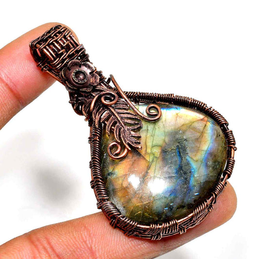 Luna’s Veil – Labradorite Copper Pendant