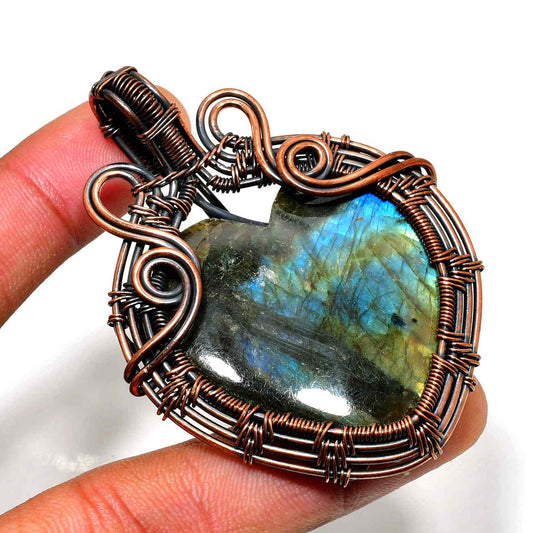 Aurora’s Embrace – Labradorite Copper Pendant
