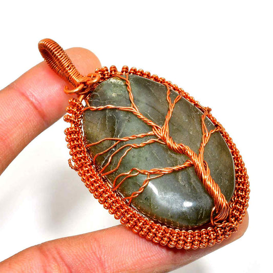 Aurora’s Embrace – Labradorite Copper Pendant