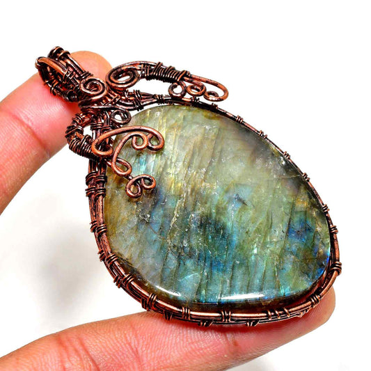 Aurora’s Embrace – Labradorite Copper Pendant