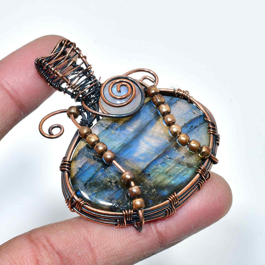 Guardian’s Glow – Labradorite Copper Pendant