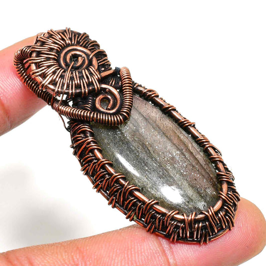 Aurora’s Gleam – Labradorite Copper Pendant