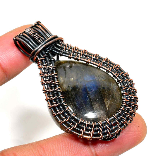 Selene’s Shimmer – Labradorite Copper Pendant
