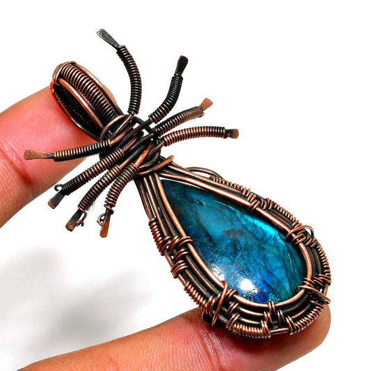 Luna’s Veil – Labradorite Copper Pendant