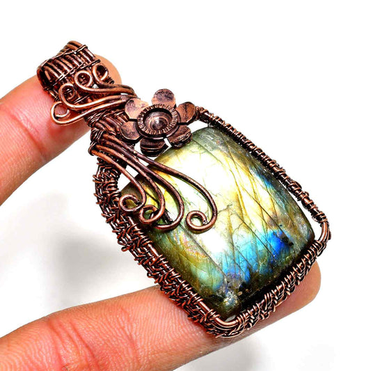 Radiant Reverie – Labradorite & Copper Pendant