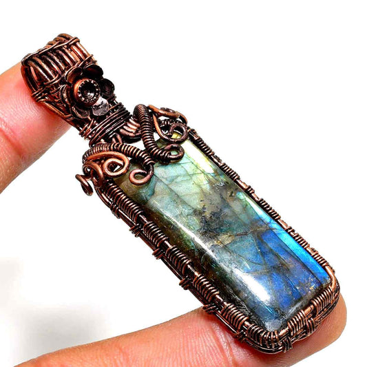 Mystique’s Embrace – Labradorite Copper Pendant