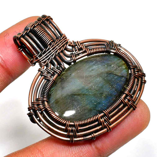 Aurora’s Embrace – Labradorite Copper Pendant