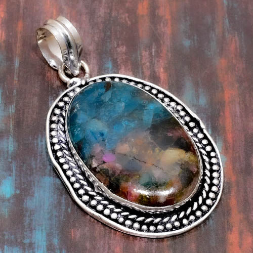 Aura’s Embrace – Labradorite Sterling Silver Pendant