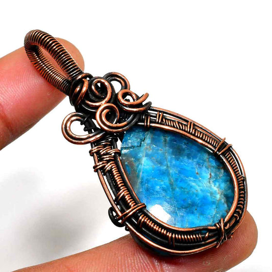 Stellar Veil – Labradorite Copper Pendant