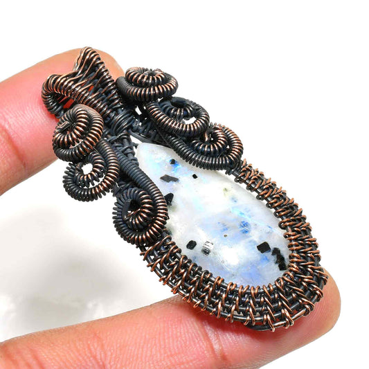 Moonlit Harmony – Labradorite Copper Pendant