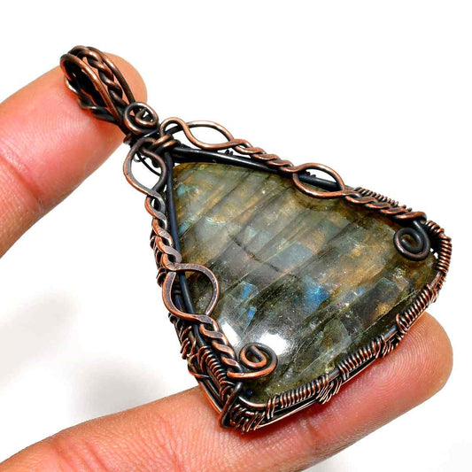 Selene’s Glow – Labradorite Copper Pendant