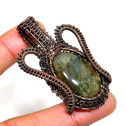 Whispering Aura – Copper-Wrapped Labradorite Pendant