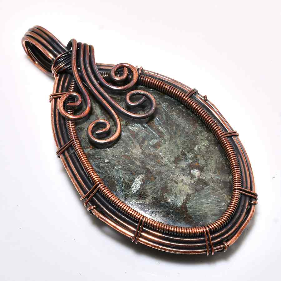 Isla’s Insight – Labradorite Copper Pendant