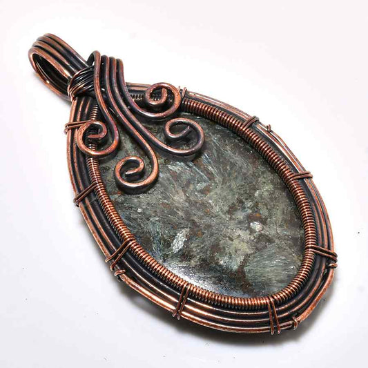 Isla’s Insight – Labradorite Copper Pendant