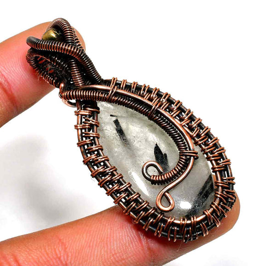 Aura’s Embrace – Quartz Copper Pendant