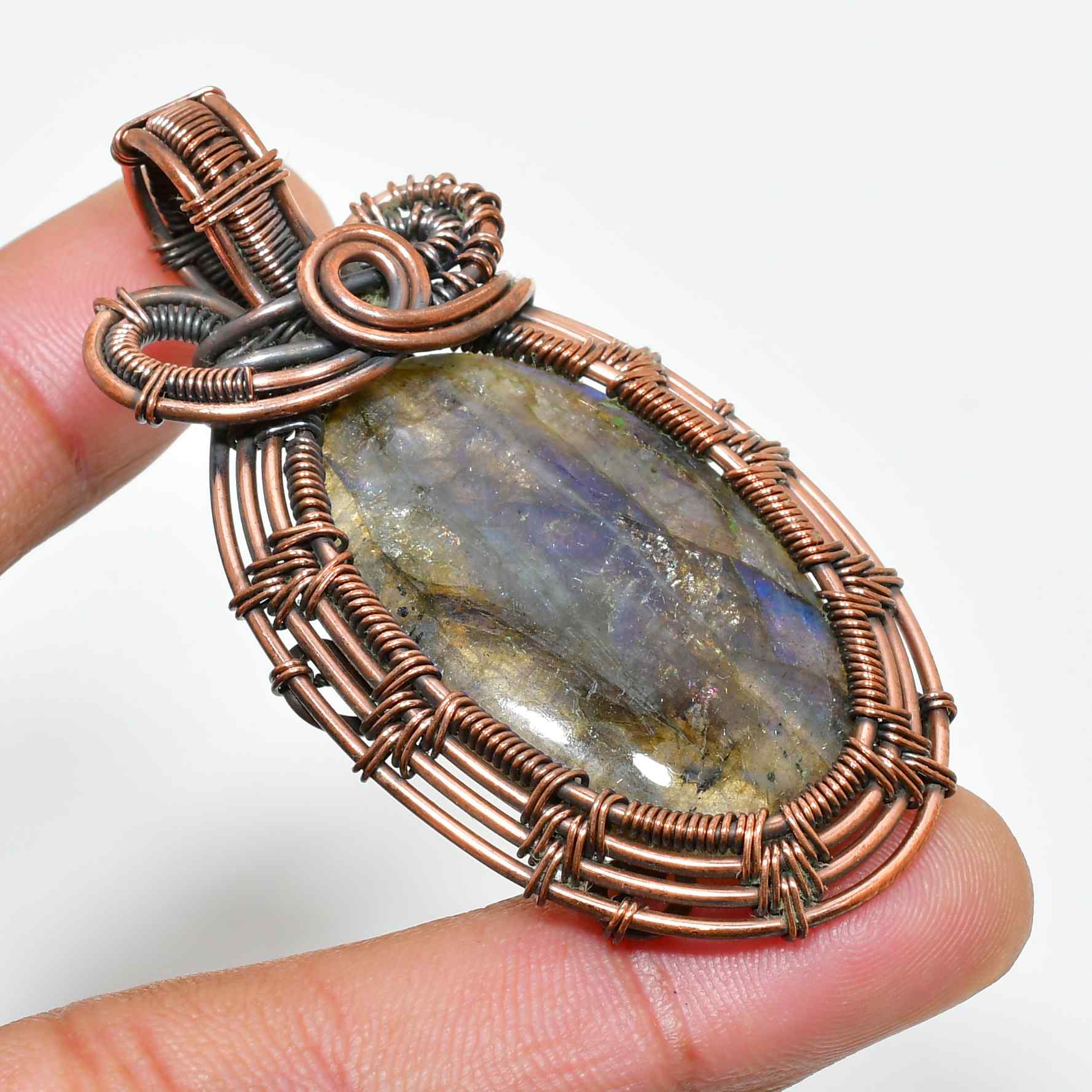 Luna’s Gleam – Labradorite Copper Pendant