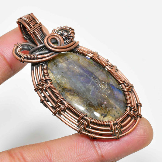 Luna’s Gleam – Labradorite Copper Pendant