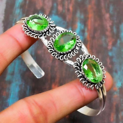 Verdant Embrace – Peridot Silver Cuff