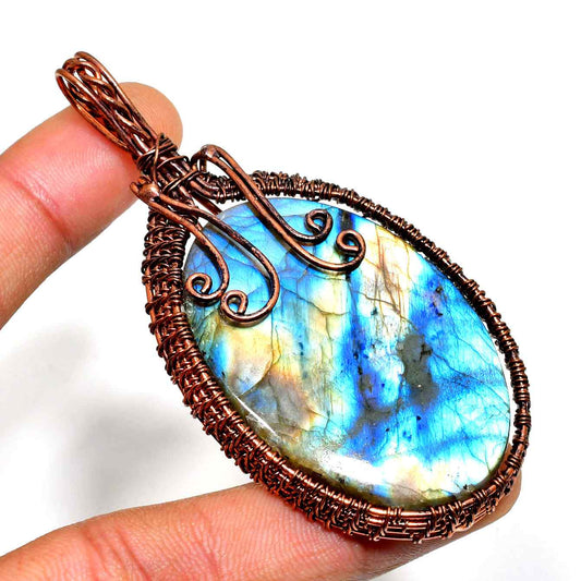 Luna’s Glow – Labradorite Copper Pendant