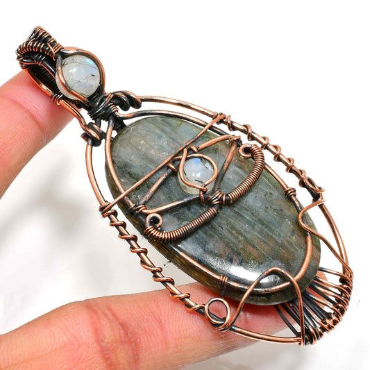 Luna’s Veil – Labradorite Copper Pendant