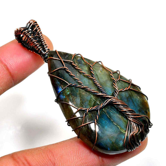 Selene’s Veil – Labradorite Copper Pendant