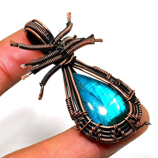 Aurora’s Radiance – Labradorite Copper Pendant