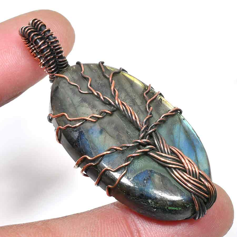 Luna’s Harmony – Labradorite Copper Pendant