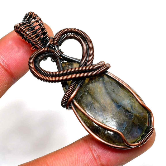 Luna’s Aura – Labradorite Copper Pendant