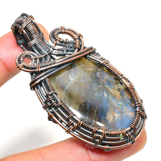 Luna’s Labyrinth – Labradorite Copper Pendant