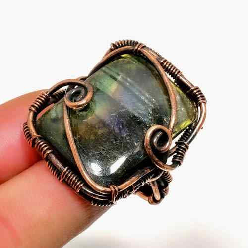 Aurora’s Embrace – Labradorite Copper Ring
