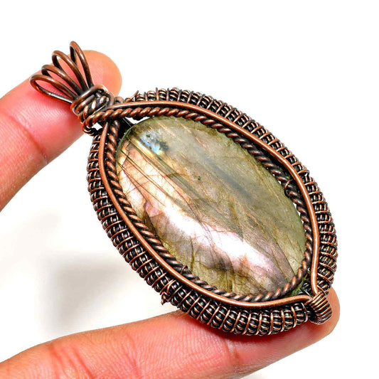Luna’s Glow – Labradorite Copper Pendant