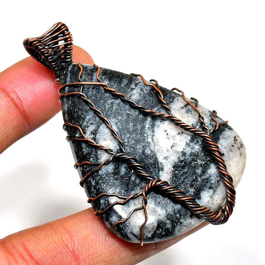 Onyx Whisper – Oxidized Copper Wire Pendant