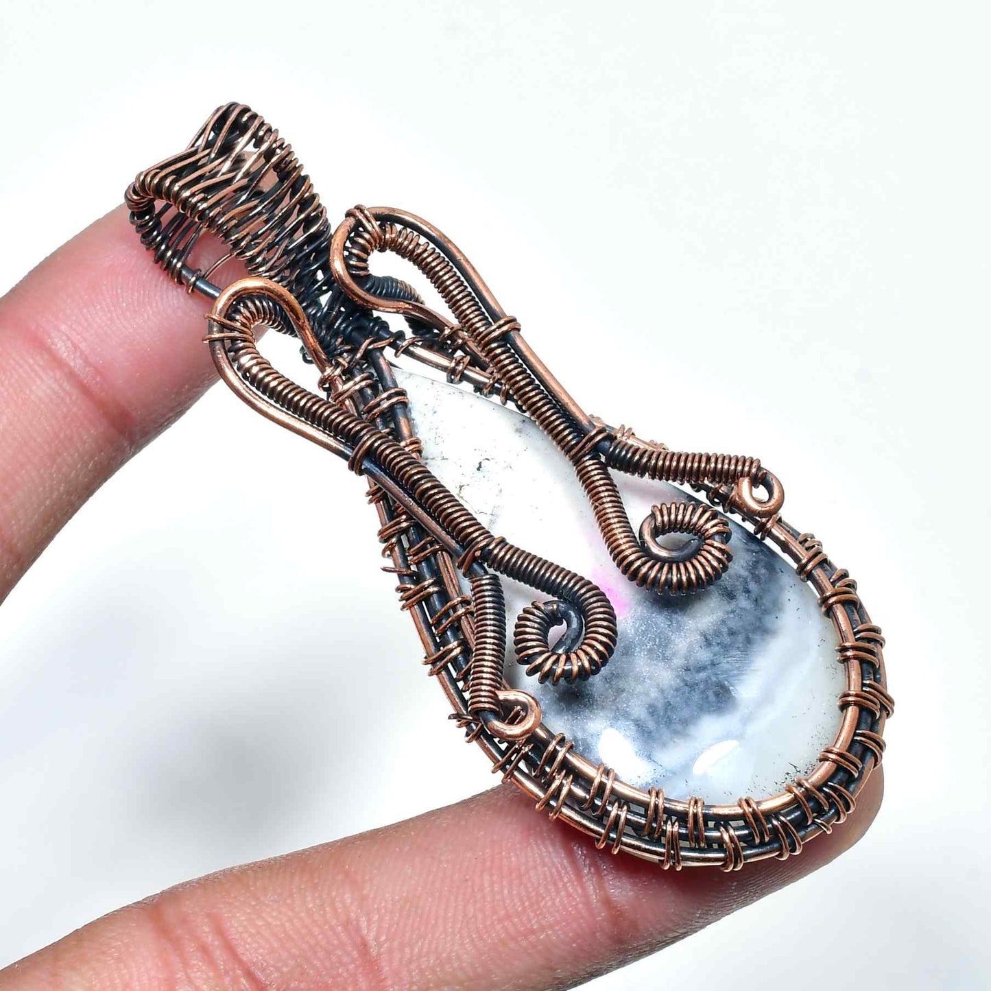 Serenity’s Embrace – Agate Bronze Pendant