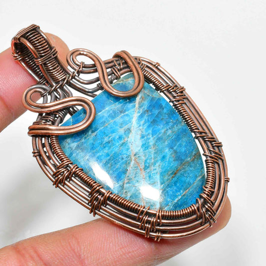 Luna’s Shield – Labradorite Copper Pendant