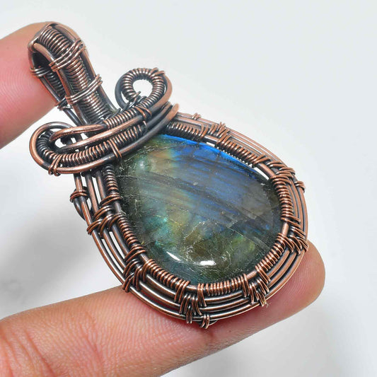 Aurora’s Radiance – Labradorite Copper Pendant