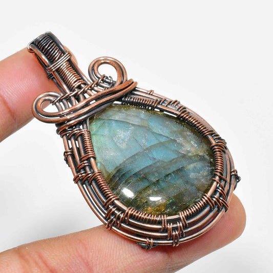 Aurora’s Embrace – Labradorite Copper Pendant