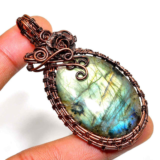 Aurora’s Embrace – Labradorite Copper Pendant