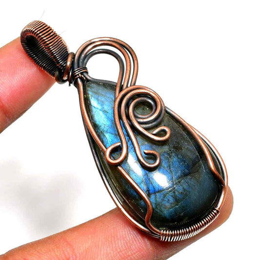 Arcane Radiance – Labradorite Copper Pendant