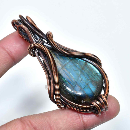 Aurora’s Gleam – Labradorite Copper Pendant
