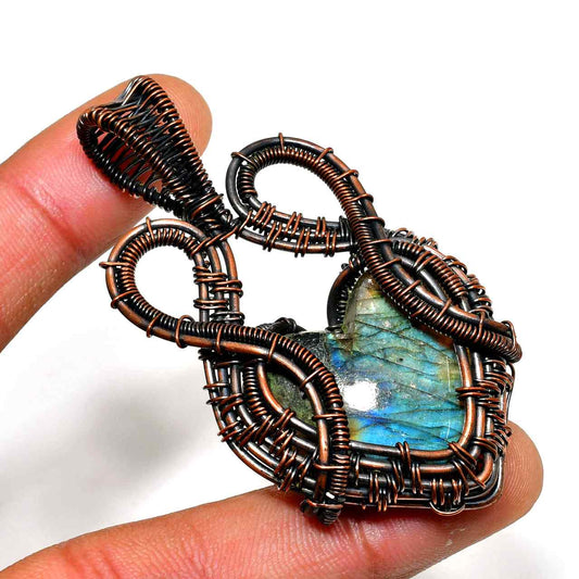 Moonlit Mystique – Copper-Wrapped Labradorite Pendant