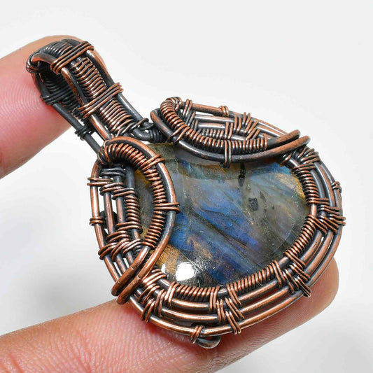 Aurora’s Embrace – Labradorite Copper Pendant