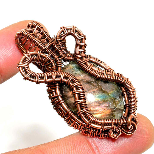 Aurora’s Embrace – Labradorite Copper Pendant