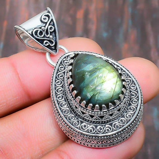 Luminous Harmony – Labradorite Sterling Silver Pendant