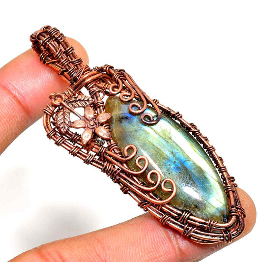 Aurora’s Embrace – Labradorite Copper Pendant