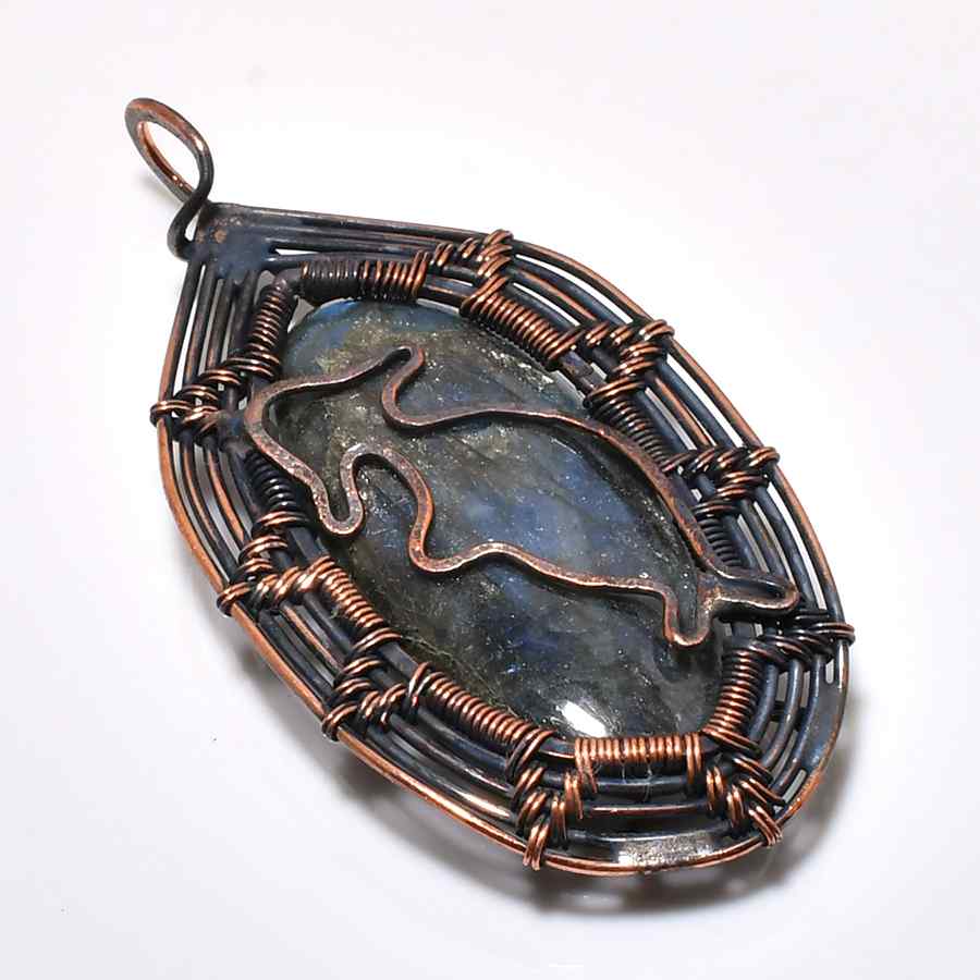 Luna’s Veil – Labradorite Copper Pendant