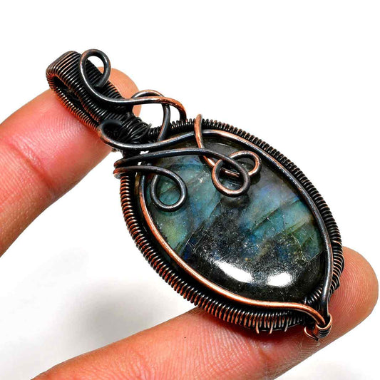 Luna’s Shimmer – Labradorite Copper Pendant
