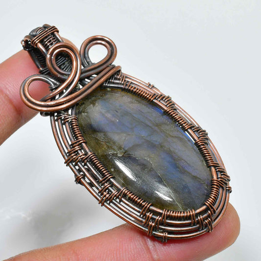 Luna’s Glow – Labradorite Copper Pendant