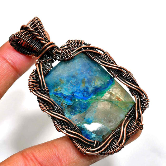 Aurora’s Embrace – Labradorite & Oxidized Copper Pendant
