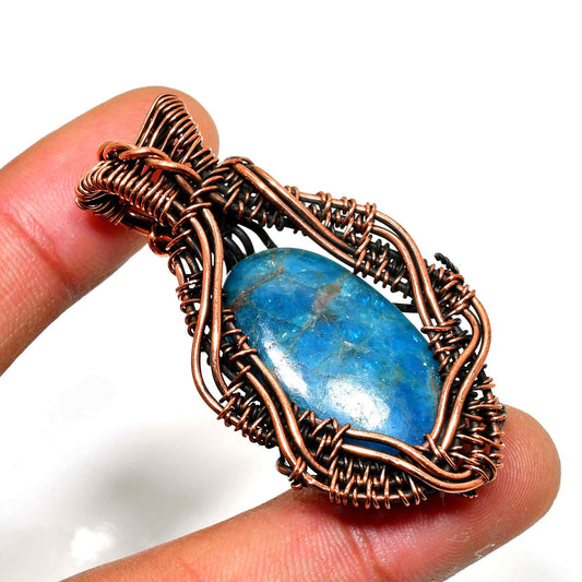 Ocean’s Embrace – Labradorite Copper Pendant